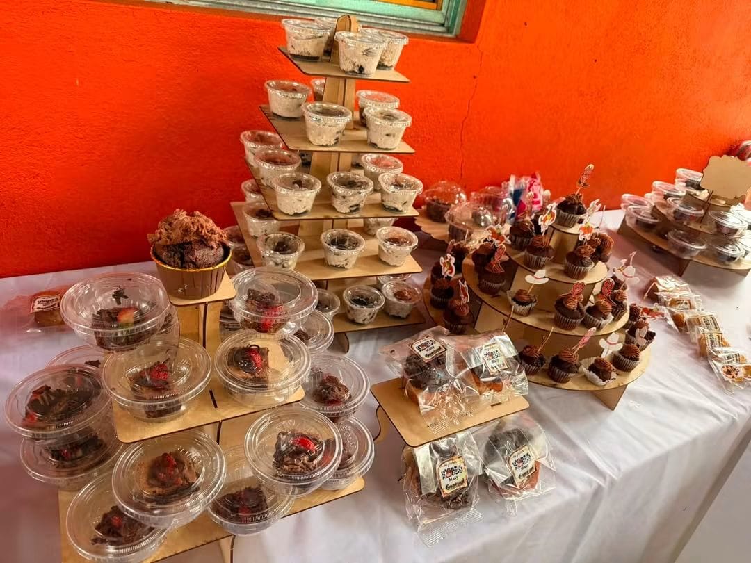 Montaje completo de mesa de postres temática