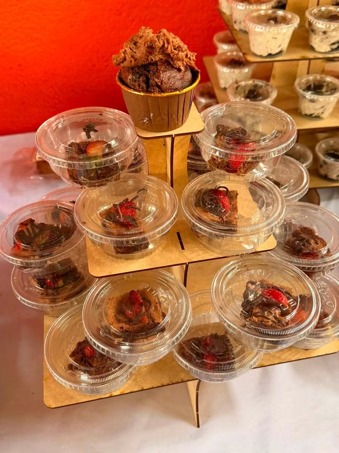 Mini brownies individuales con fruta fresca